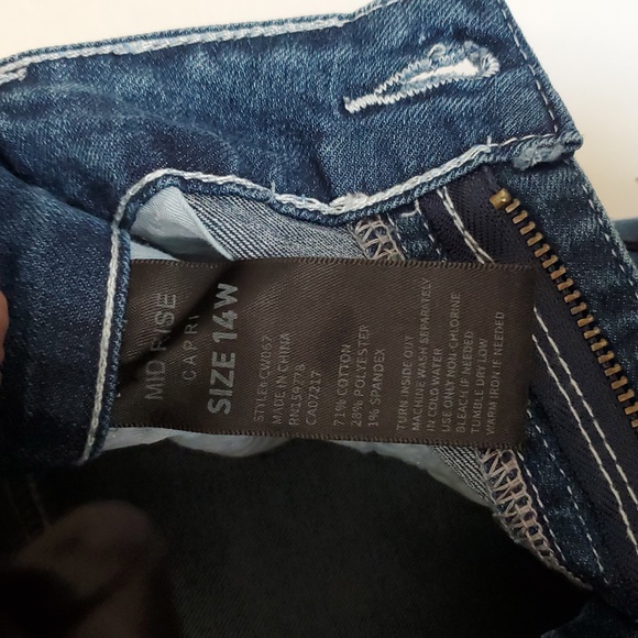 Curvy Denim Capri - Picture 6 of 7